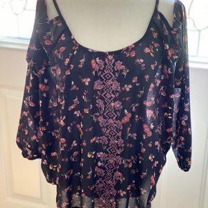 Rewind cold shoulder shoulder top xl